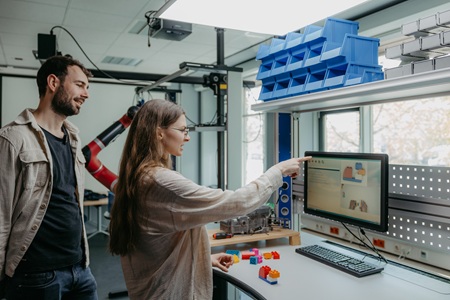 Montagelabor im HumTech-Lab mit Assistenzsystem "Schlauer Klaus"