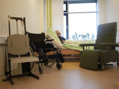 Flexibel zu gestaltender Laborraum im HumTech-Lab, hier als Pflegeszenario.